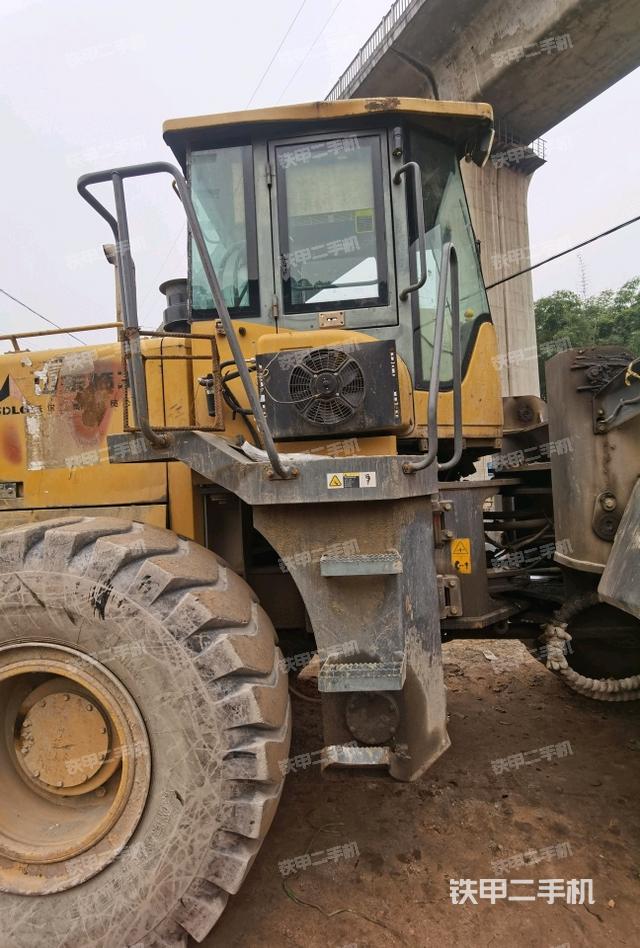 驾驶室正侧(驾驶室部分) 驾驶室正侧(驾驶室部分)