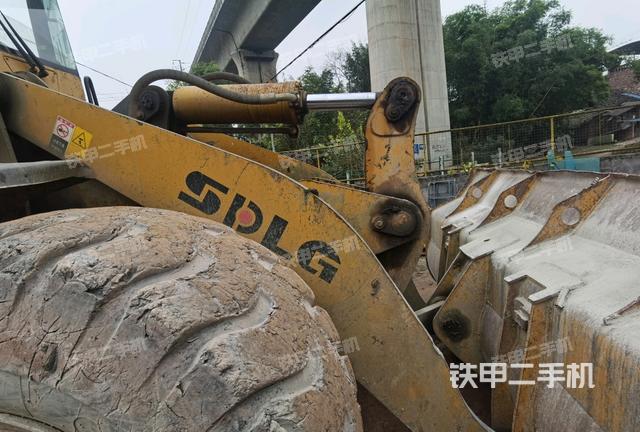 铲斗油缸侧面(工作装置) 铲斗油缸侧面(工作装置)