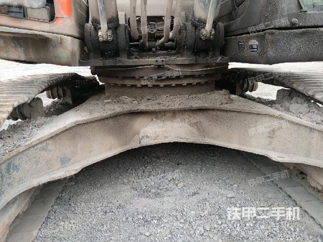 转盘和下车架正前(工作和回转装置) 转盘和下车架正前(工作和回转装置)
