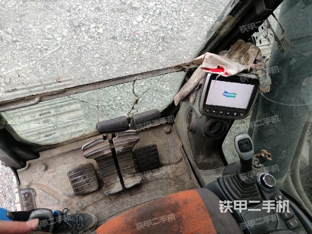 行走控制手柄和踏板 俯拍(驾驶室部分) 行走控制手柄和踏板 俯拍(驾驶室部分)