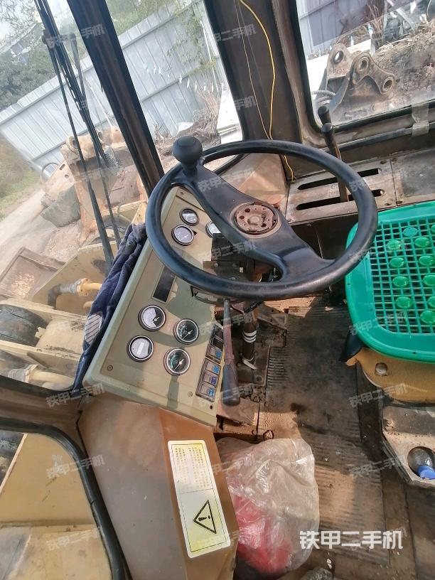 驾驶室内部(驾驶室部分) 驾驶室内部(驾驶室部分)