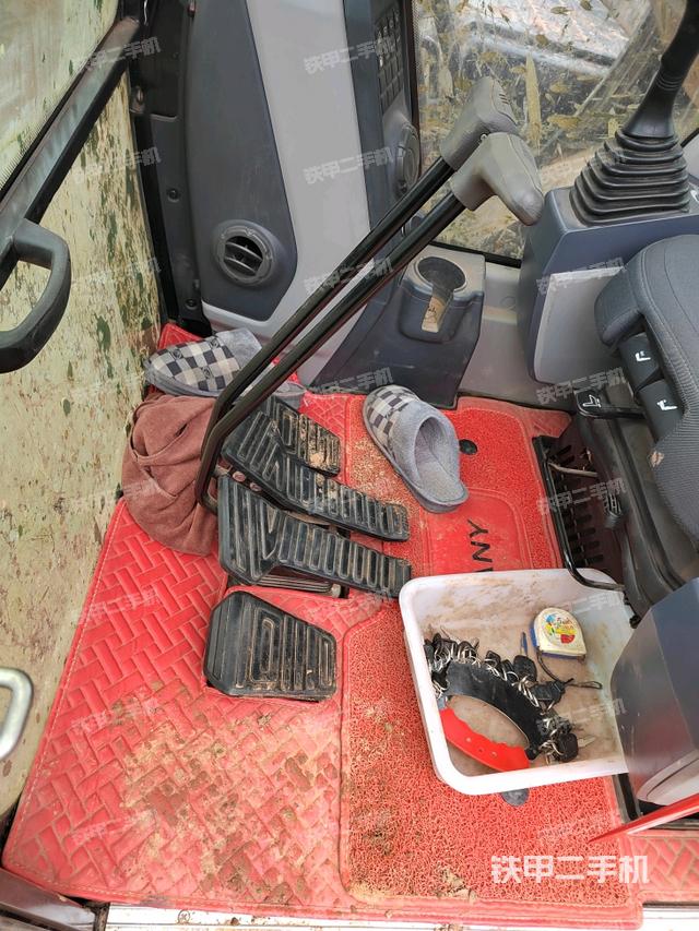 行走控制手柄和踏板 俯拍(驾驶室部分) 行走控制手柄和踏板 俯拍(驾驶室部分)