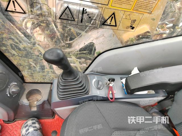 座椅右侧控制台/钥匙门/油门/含右手柄(驾驶室部分) 座椅右侧控制台/钥匙门/油门/含右手柄(驾驶室部分)