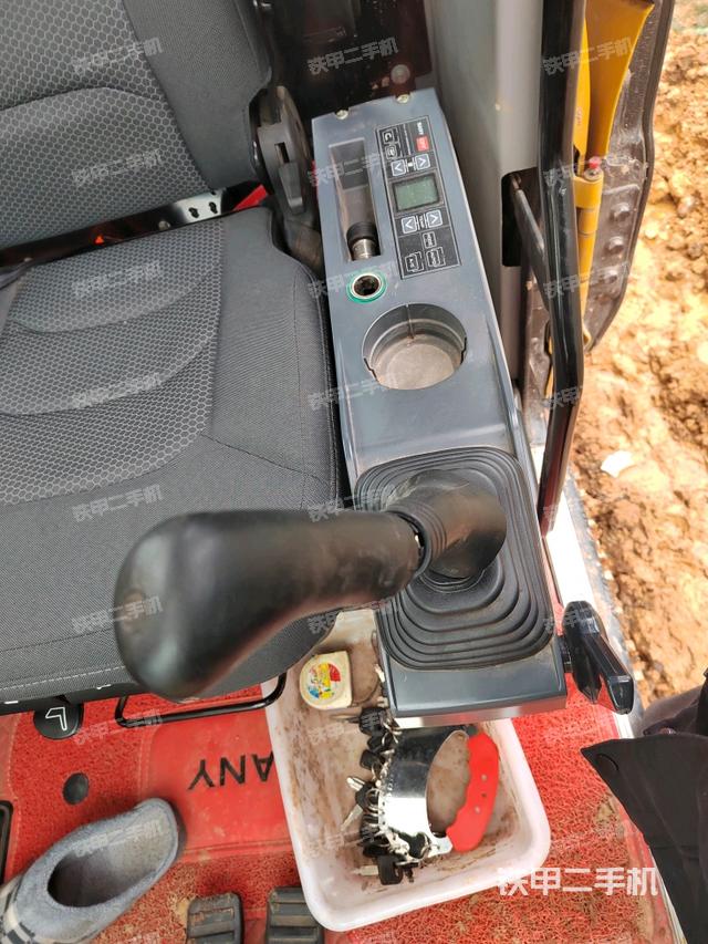 座椅左侧控制台/音响/含左手柄(驾驶室部分) 座椅左侧控制台/音响/含左手柄(驾驶室部分)