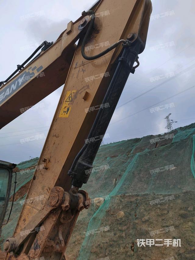 小臂整体左后(工作和回转装置) 小臂整体左后(工作和回转装置)