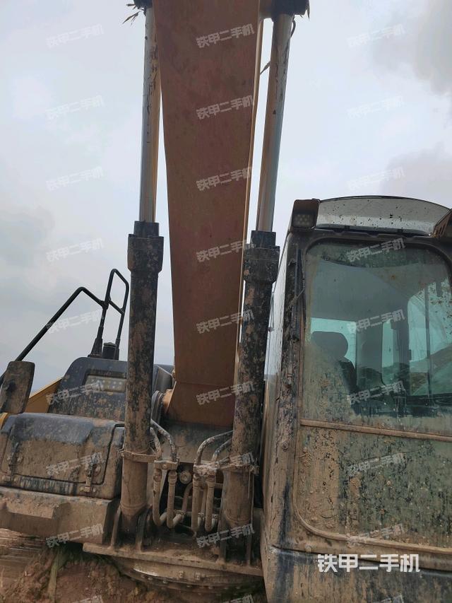 大臂油缸整体 竖拍(工作和回转装置) 大臂油缸整体 竖拍(工作和回转装置)