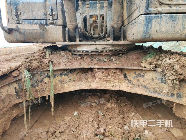 转盘和下车架正前(工作和回转装置) 转盘和下车架正前(工作和回转装置)