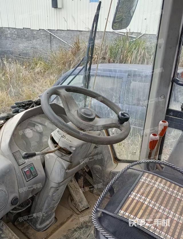 郴州市二手雷沃重工fl936f装载机-驾驶室操作台实拍图-382