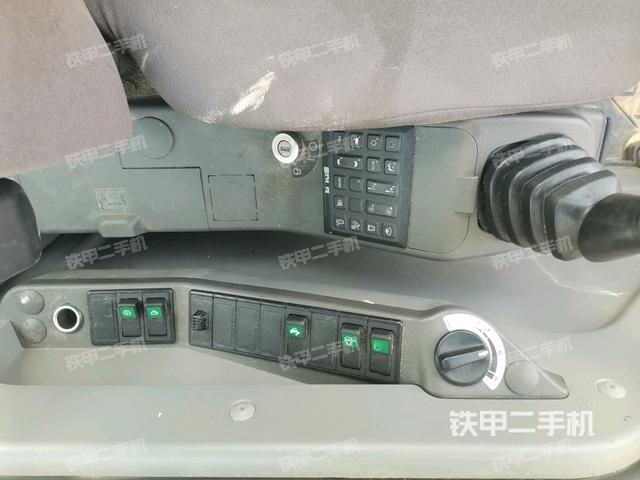 座椅右侧控制台/钥匙门/油门/含右手柄(驾驶室部分) 座椅右侧控制台/钥匙门/油门/含右手柄(驾驶室部分)