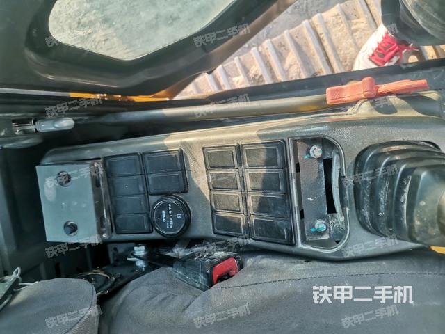 座椅左侧控制台/音响/含左手柄(驾驶室部分) 座椅左侧控制台/音响/含左手柄(驾驶室部分)