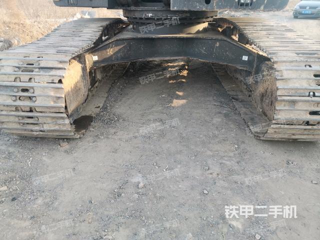 转盘和下车架正前(工作和回转装置) 转盘和下车架正前(工作和回转装置)
