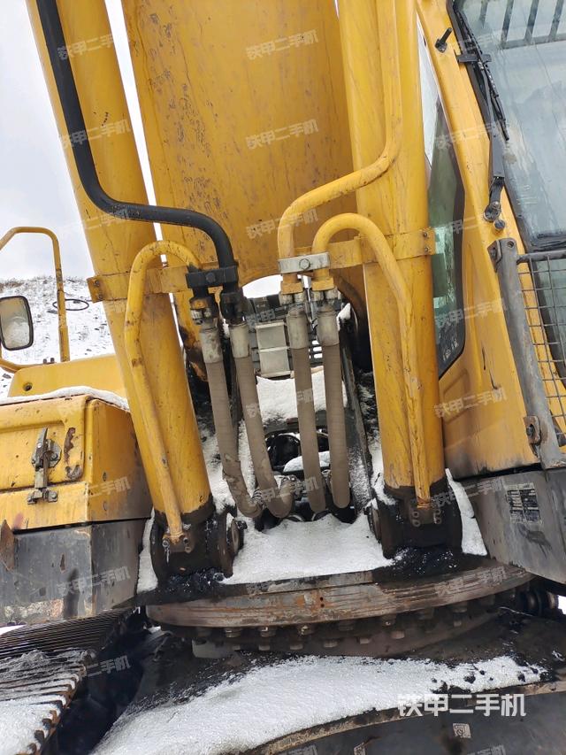 大臂油缸整体 竖拍（工作和回转装置）