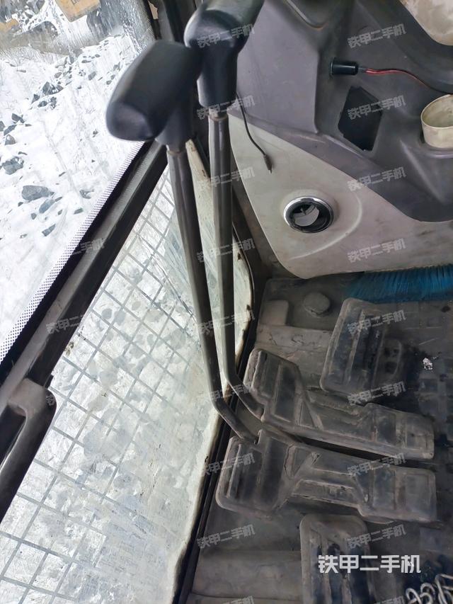 行走控制手柄和踏板 俯拍（驾驶室部分）