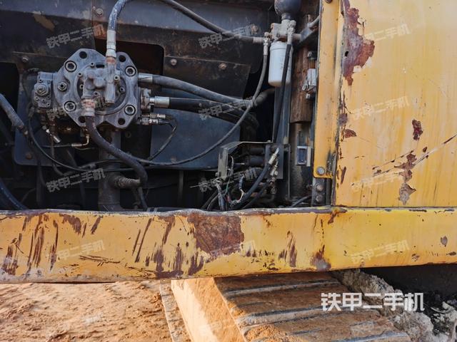 液压泵舱室正面整体（整机外观）