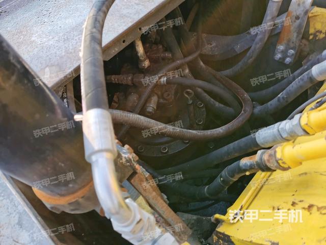 回转马达和主控阀（整机外观）