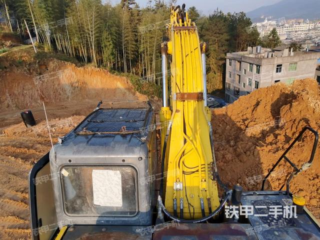 驾驶室顶部（整机外观）