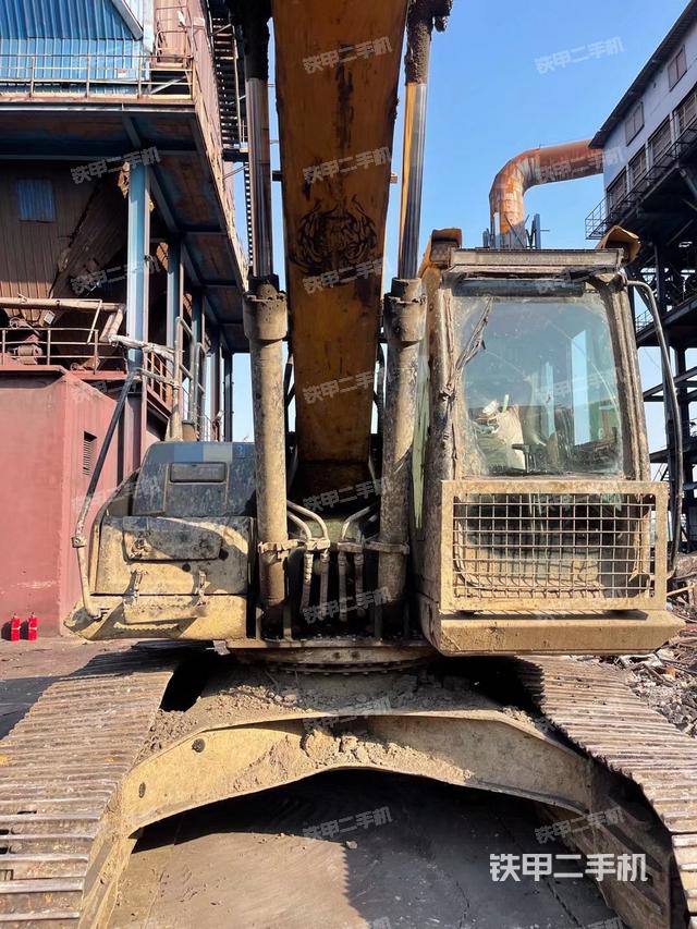 大臂油缸整体 竖拍（工作和回转装置）