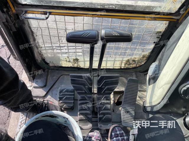 行走控制手柄和踏板 俯拍（驾驶室部分）