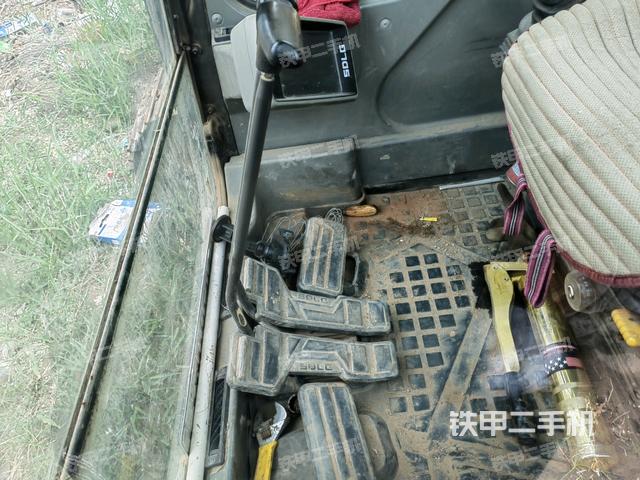 行走控制手柄和踏板 俯拍（驾驶室部分）