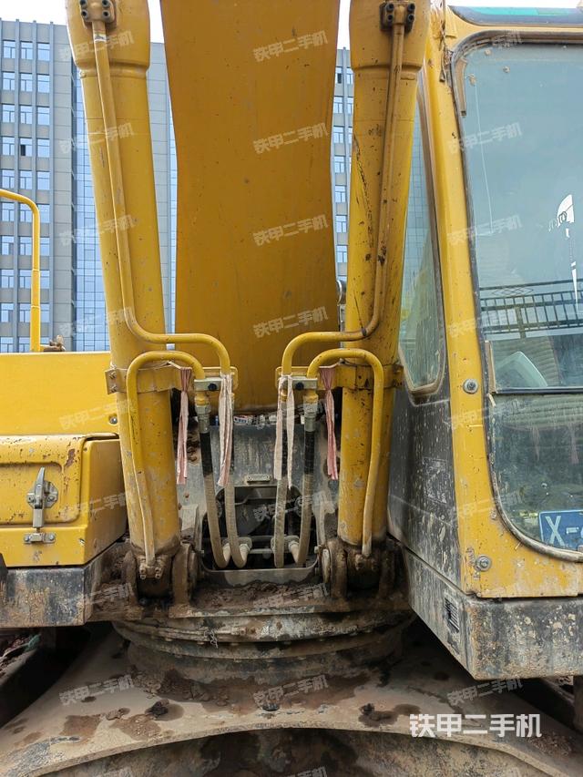 大臂油缸整体 竖拍（工作和回转装置）