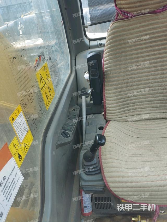 座椅右侧控制台/钥匙门/油门/含右手柄（驾驶室部分）