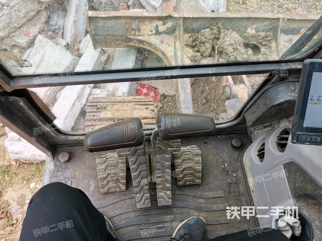 行走控制手柄和踏板 俯拍（驾驶室部分）