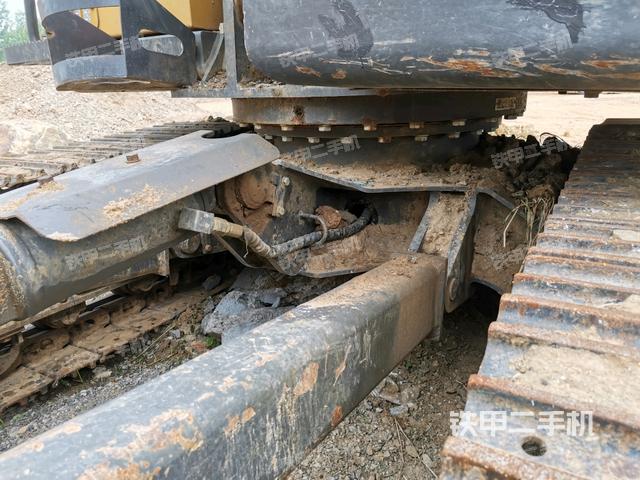 转盘和下车架正前(工作和回转装置) 转盘和下车架正前(工作和回转装置)