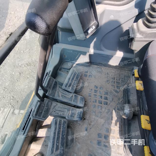 行走控制手柄和踏板 俯拍（驾驶室部分）