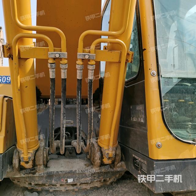 大臂油缸整体 竖拍（工作和回转装置）