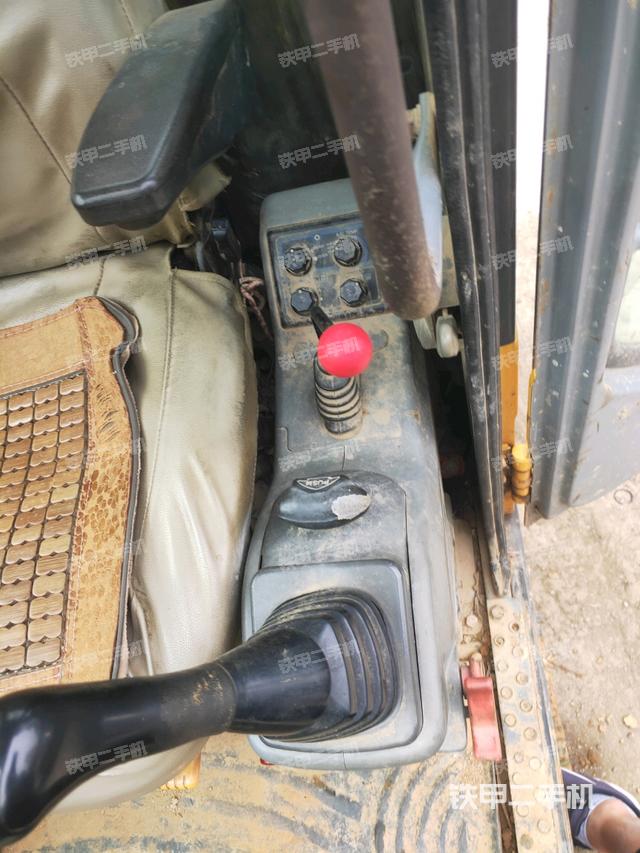 座椅左侧控制台/音响/含左手柄（驾驶室部分）