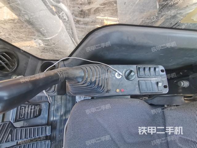 座椅右侧控制台/钥匙门/油门/含右手柄（驾驶室部分）