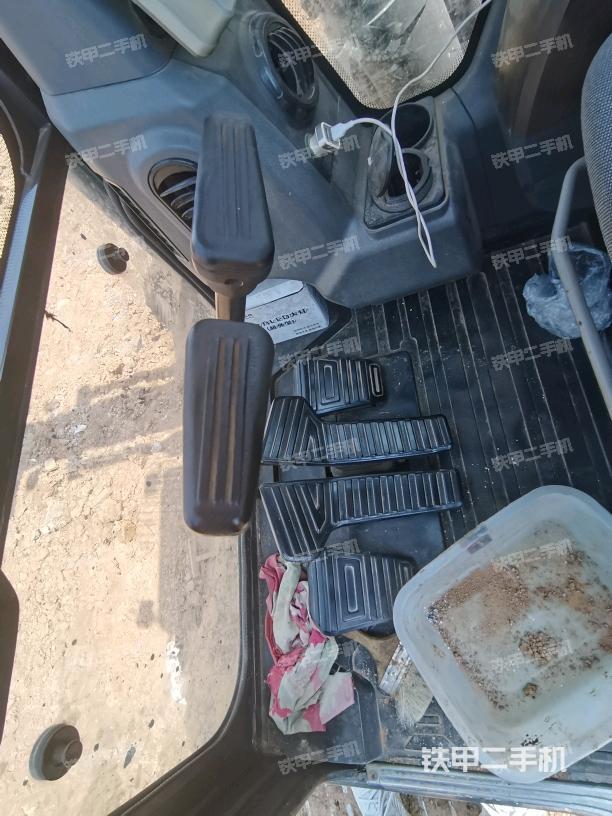 行走控制手柄和踏板 俯拍（驾驶室部分）