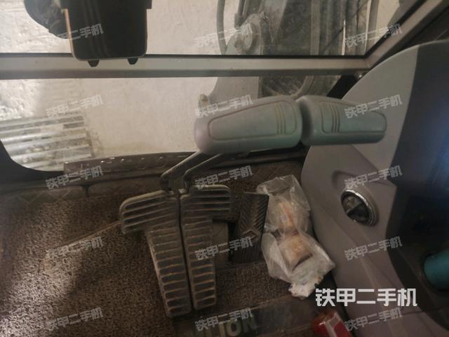 行走控制手柄和踏板 俯拍（驾驶室部分）