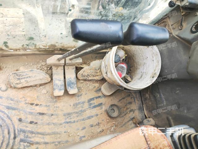 行走控制手柄和踏板 俯拍（驾驶室部分）