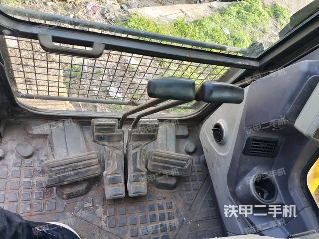 行走控制手柄和踏板 俯拍(驾驶室部分) 行走控制手柄和踏板 俯拍(驾驶室部分)