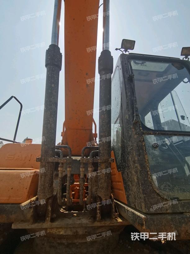 大臂油缸整体 竖拍（工作和回转装置）