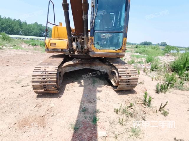 大臂油缸整体 竖拍（工作和回转装置）