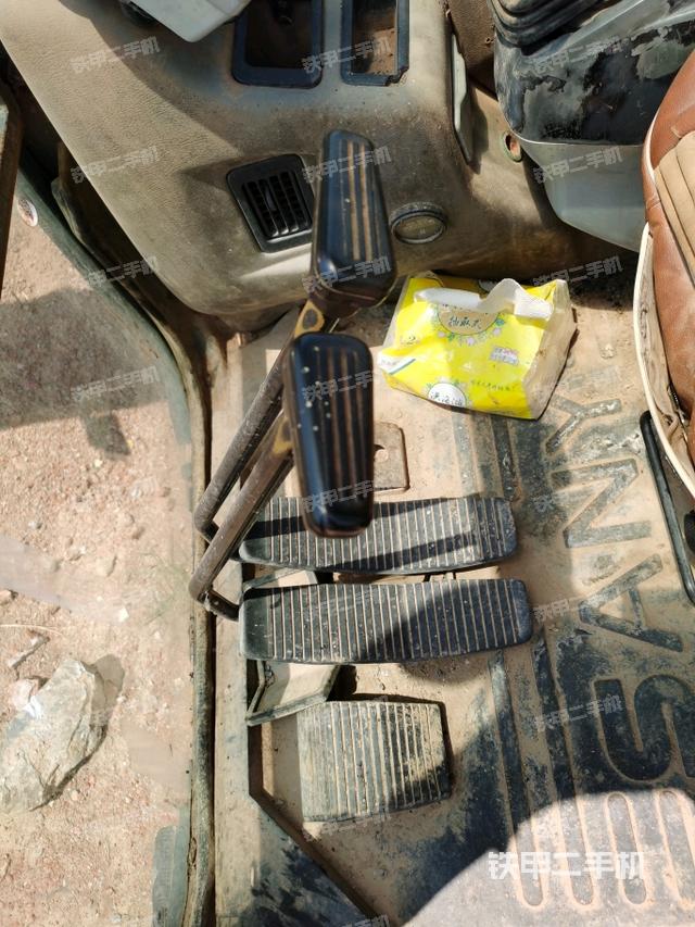 行走控制手柄和踏板 俯拍（驾驶室部分）