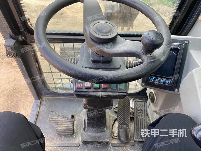 行走控制手柄和踏板 俯拍(驾驶室部分) 行走控制手柄和踏板 俯拍(驾驶室部分)