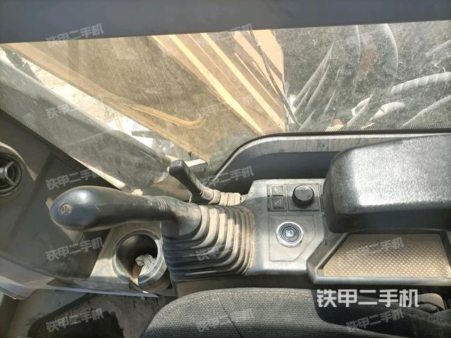 座椅右侧控制台/钥匙门/油门/含右手柄(驾驶室部分) 座椅右侧控制台/钥匙门/油门/含右手柄(驾驶室部分)