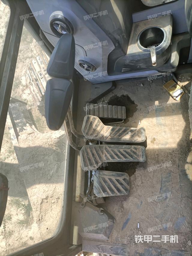 行走控制手柄和踏板 俯拍(驾驶室部分) 行走控制手柄和踏板 俯拍(驾驶室部分)