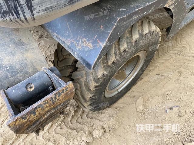 右驱动轮(行走机构) 右驱动轮(行走机构)