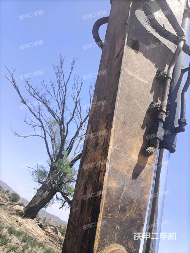 小臂整体左后(工作和回转装置) 小臂整体左后(工作和回转装置)