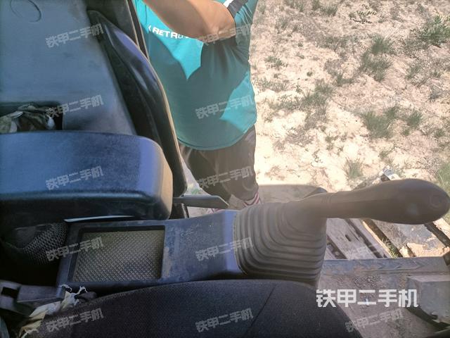 座椅左侧控制台/音响/含左手柄(驾驶室部分) 座椅左侧控制台/音响/含左手柄(驾驶室部分)