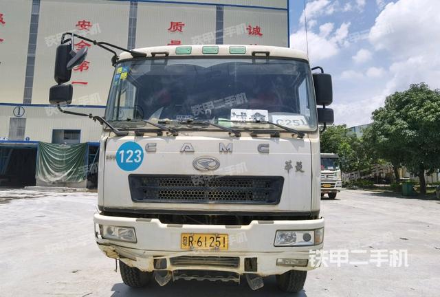 车头正面（搅拌运输车左侧外观及大件）