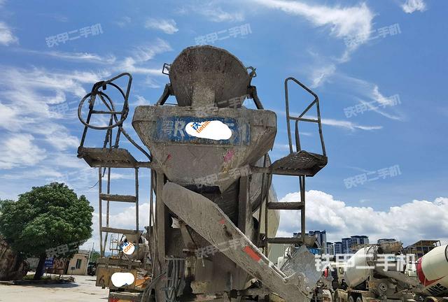 车尾正面全景（搅拌运输车右侧外观及大件）