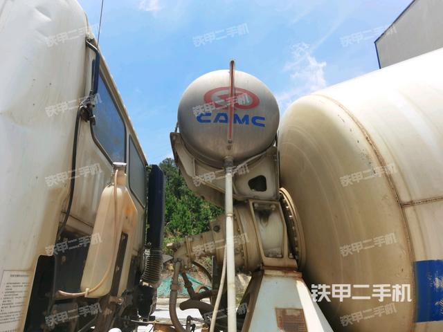 左侧工作装置全景（搅拌运输车左侧外观及大件）