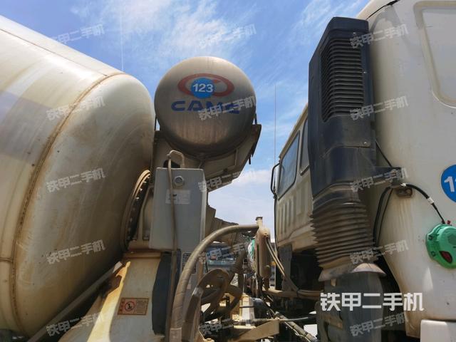 右侧工作装置全景（搅拌运输车右侧外观及大件）