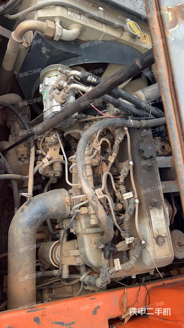 液压泵舱室正面整体（整机外观）