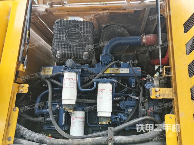 发动机右侧(整机外观及大件) 发动机右侧(整机外观及大件)